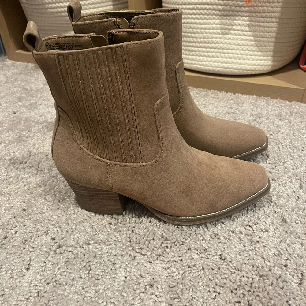 Universal Thread Booties - Picture 2 of 4